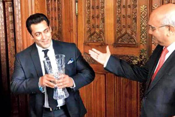 Salman Khan gets jiggy with Sonakshi Sinha on Da-Bangg tour in England