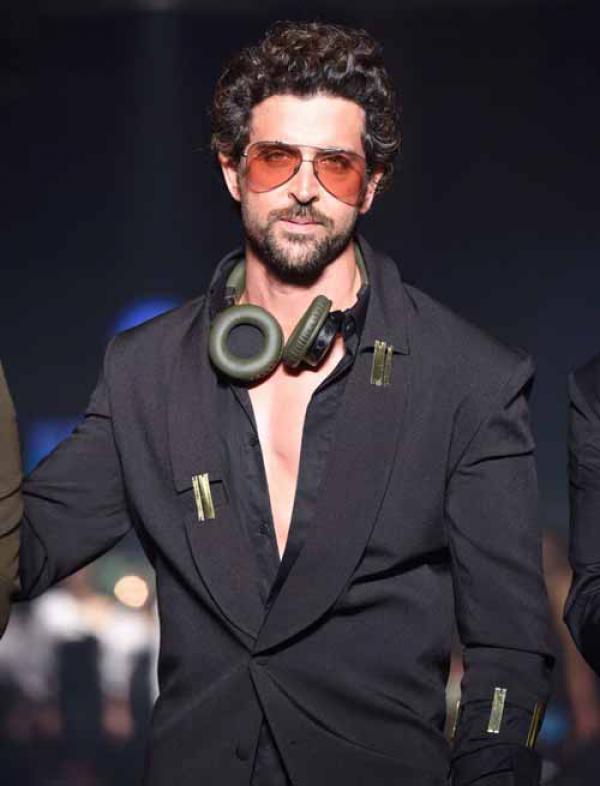 9 Hardcore Kangana Fans Comment On Hrithik Roshan&apos;s Showstopping Look