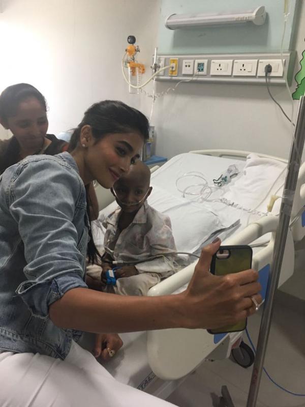  Pooja Hegde brings joy to cancer affected children at the Tata Memorial Hospital! 