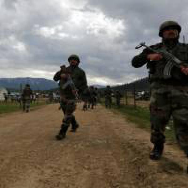 Pak troops target Indian posts along LoC in JK