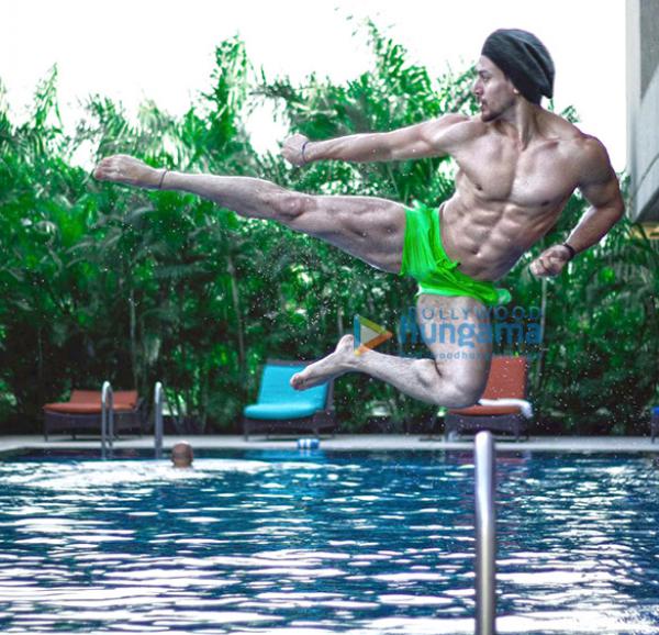  WHOA! Tiger Shroff shows off his ripped body while doing a flying kick in a swimming pool for Baaghi 2 