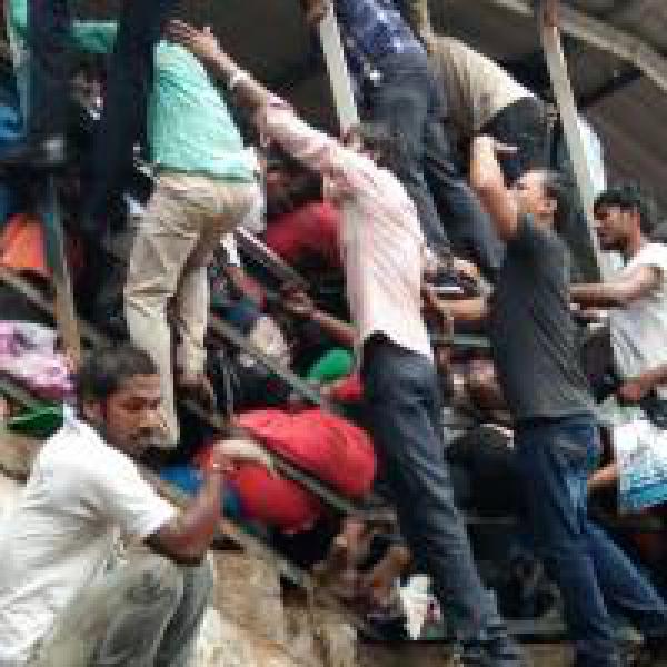 Mumbai stampede: Oppn seeks Railway Minister#39;s resignation
