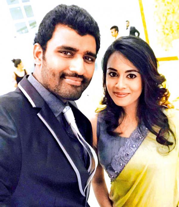 Sri Lankan cricketer Thisara Perera posts an adorable picture with wife