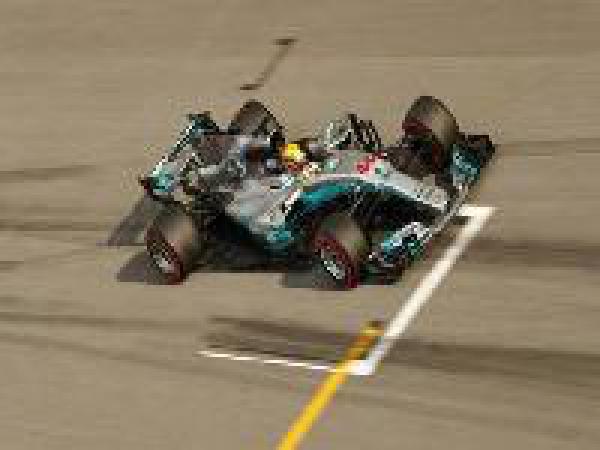 F1 2017: Lewis Hamilton claims pole position at Malaysian GP