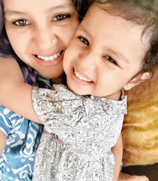 MS Dhoni's wife Sakshi and daughter Ziva make funny faces