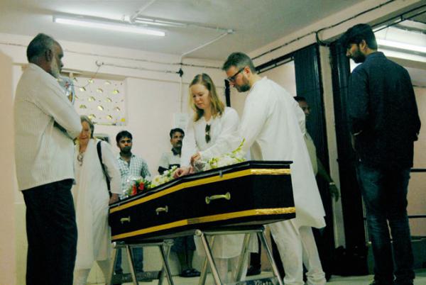 Tom Alter's family and friends pay last respects at his funeral in Mumbai