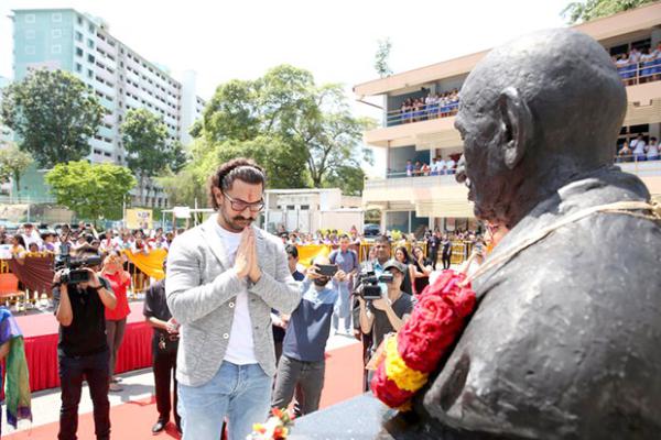  BACK TO SCHOOL: Aamir Khan celebrates Gandhi Jayanti in Singapore! 
