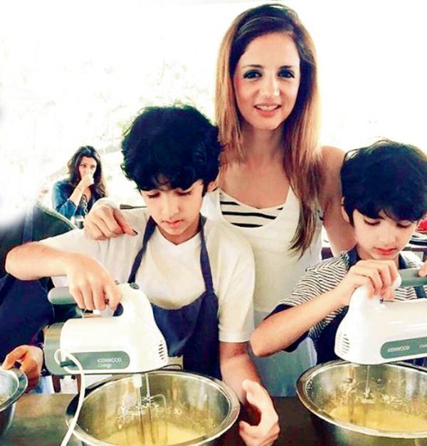 Sussanne Khan and Hrithik Roshan enjoy cooking class with sons Hrehaan, Hridhaan