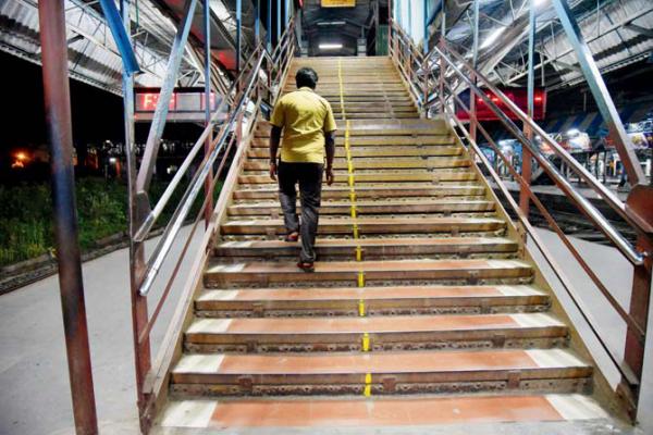 Mumbai stampede aftermath: Kurla RPF thinks yellow lines can stop crowding