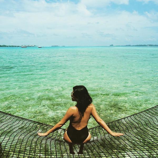  HOT! Shenaz Treasury poses sexily on a fishing net in Maldives 