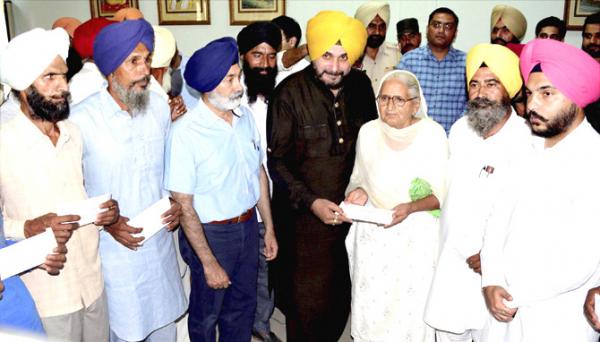 Navjot Singh Sidhu gives Rs 15 lakh to farmers whose crops were damaged