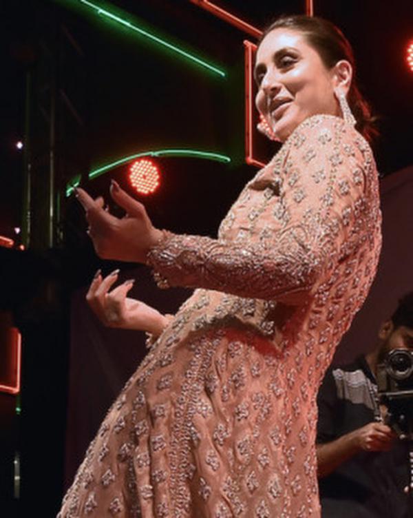  WATCH: Kareena Kapoor Khan shakes a leg on 'Chammak Challo' 