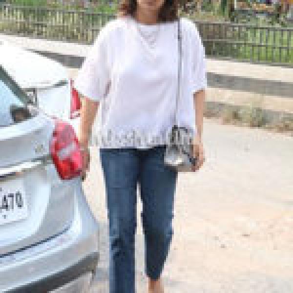 Proof That Neetu Singh Is In Love With Clear Heels & Her Chanel Bag