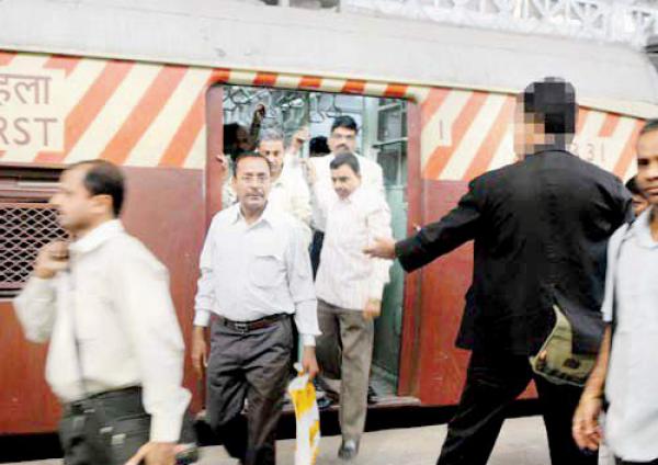Mumbai ticket checkers to have 'Black Diwali'