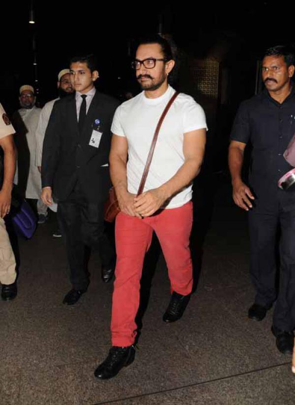 Rs 1,00,000 In Your Account, If You Dare To Wear Aamir Khan&apos;s Jeans In Public