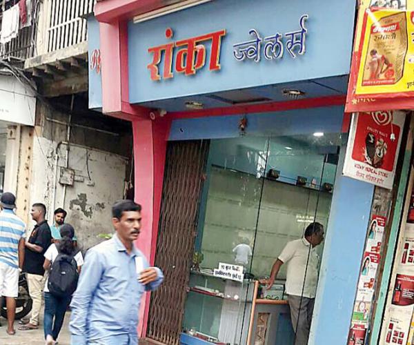 Mumbai: Thieves rob store of Rs 15 lakh gold, silver, even take CCTV footage