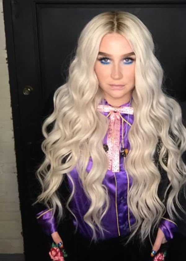Kesha: Bares Her Glittery Butt on Stage!