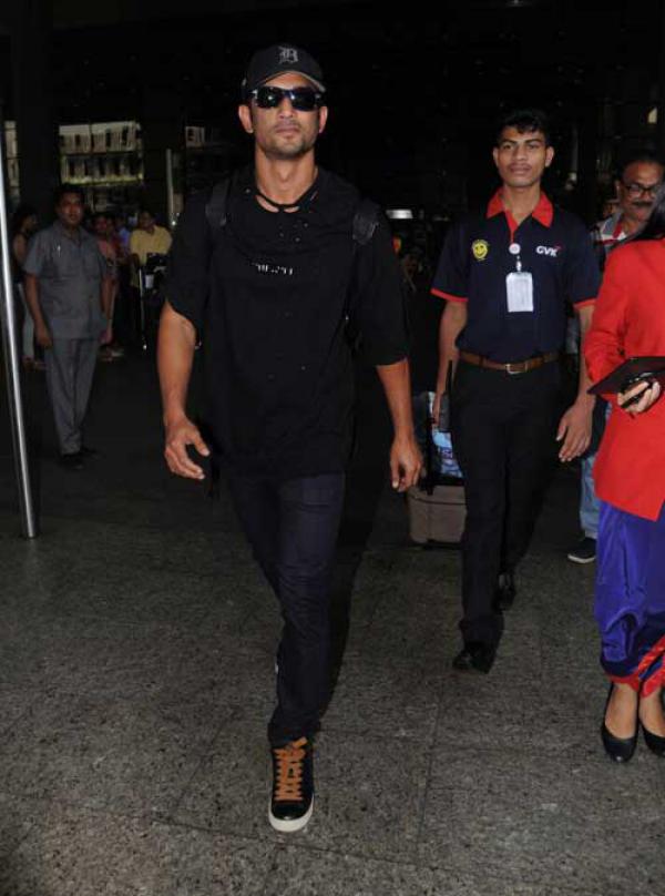You&apos;ve Passed Our Test If You Can Figure What Sushant Singh Rajput&apos;s Wearing Here