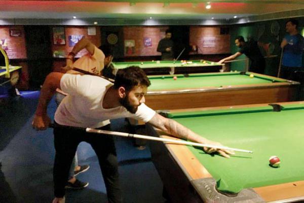Virat Kohli and MS Dhoni play snooker on their off day in Kanpur