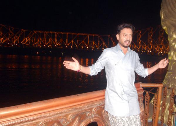 Irrfan Khan takes a romantic boat ride in Hooghly, misses Parvathy