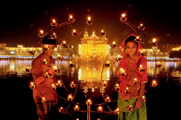 Devotees celebrate Guru Nanak's 548th birthday in Amritsar