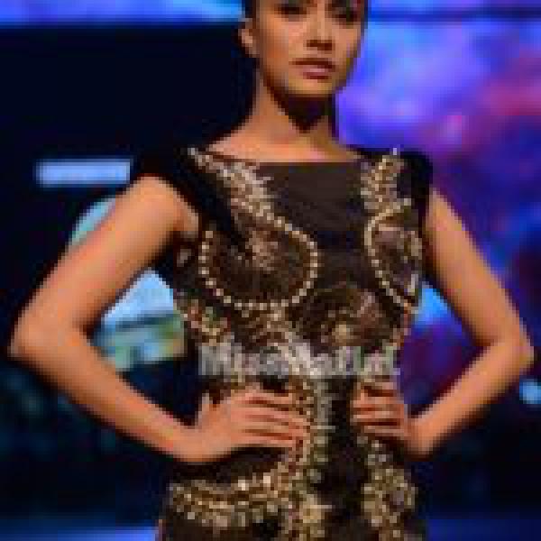 Shraddha Kapoor’s Runway Avatar Made Her Look 10 Inches Taller