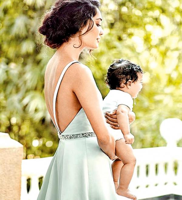 Lisa Haydon's baby Zack drools in this adorable picture