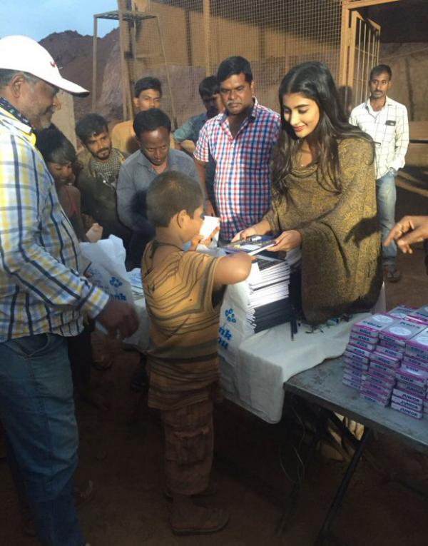  Check out: Pooja Hegde distributes books to 100 kids on the sets of her next Telugu film! 