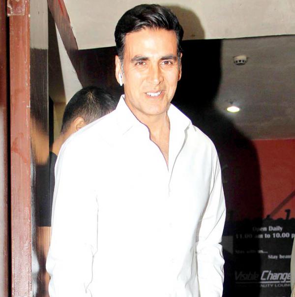 Akshay Kumar shoots for his show despite running with high temperature