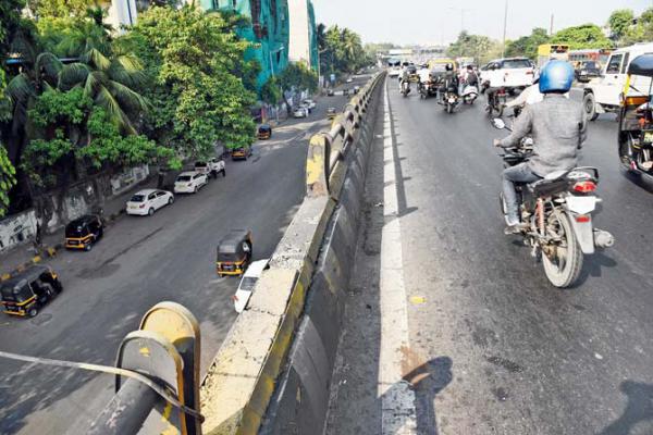 Mumbai: Missing safety railing at Vile Parle flyover is a threat to motorists
