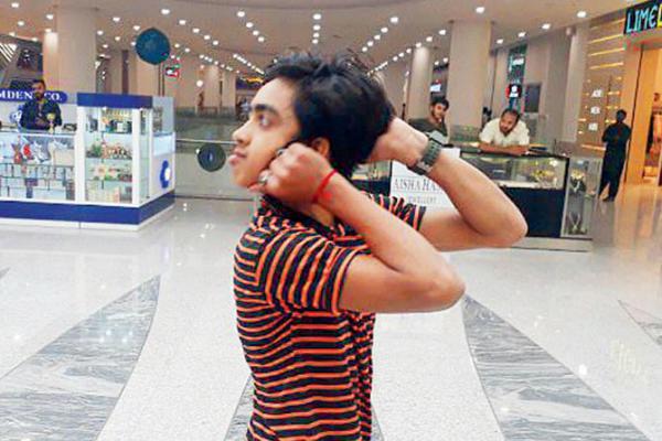 Pakistani teen can turn his head 180 degrees to look directly behind him
