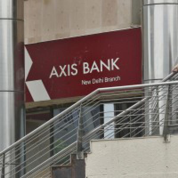 Tea boy hides in loo at Axis Bank branch in attempt to rob bank