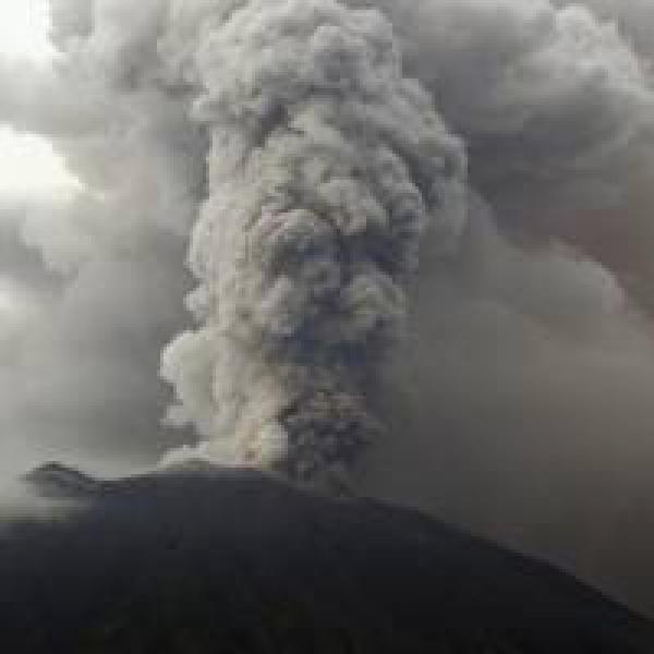 Airlines scramble to minimise losses as Bali volcano costs grow