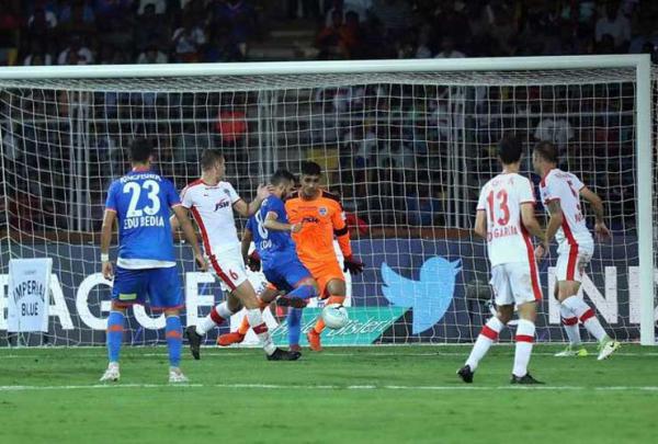 A Twitter War Erupts As Indian Football&apos;s Posterboy Sunil Chhetri Gets Booed During ISL Match