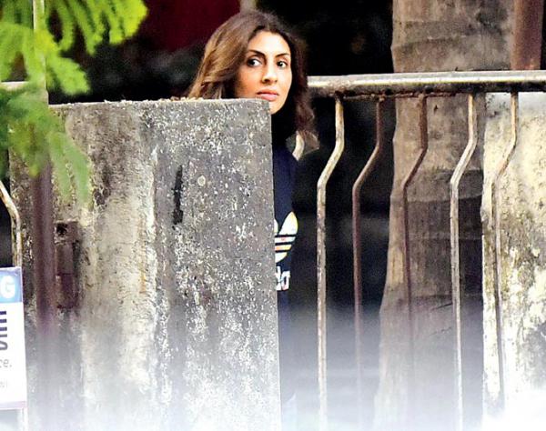 Shweta Bachchan Nanda doesn't seem too pleased with paparazzi