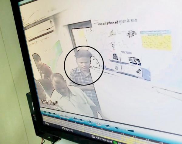 Mumbai Crime: Cop trying to link Aadhar to bank account at ATM robbed