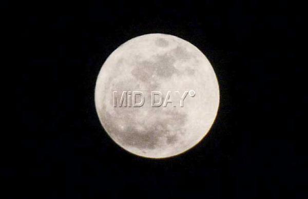Mumbai disappointed as clouds take the shine out of 'supermoon'