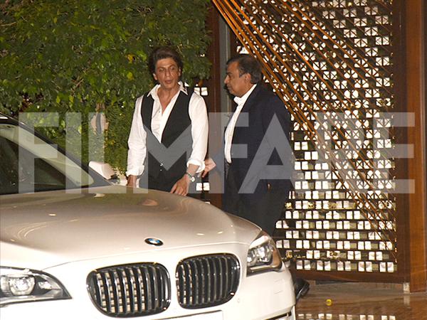 Shah Rukh Khan looks debonair at Mukesh and Nita Ambaniâs bash 