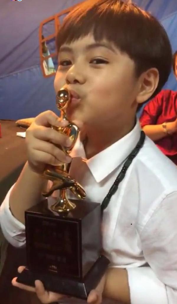  When Varun Dhawan gave away his award to Tubelight fame child artist Matin Rey Tangu 