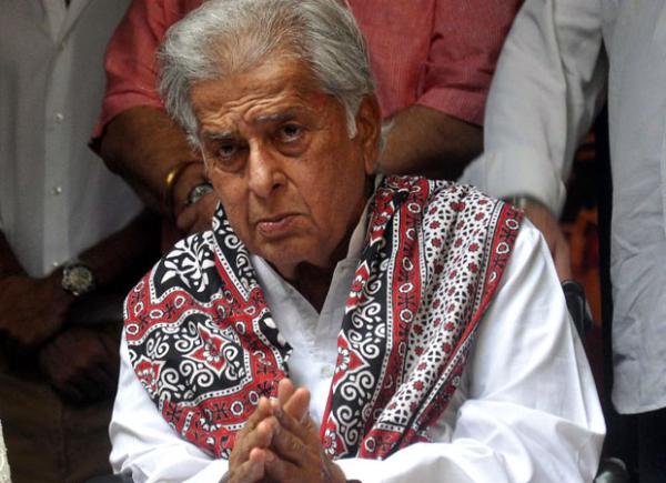  Late actor Shashi Kapoor draped in tricolour; receives three guns salute on his final journey! 