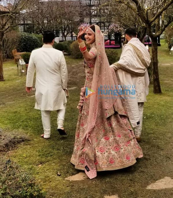  PHOTO: Anushka Sharma is the happiest bride during her 'bidaai' with Virat Kohli 
