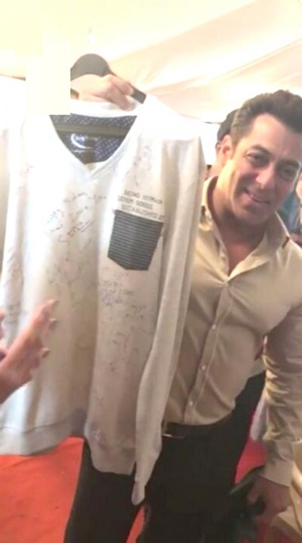  WATCH: Race 3 team surprises Salman Khan with early birthday gift! 