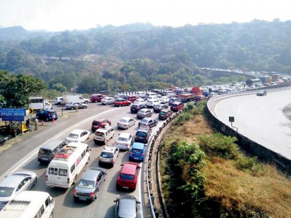 Expressway turns into parking lot, as year-end rush leads to endless traffic jam