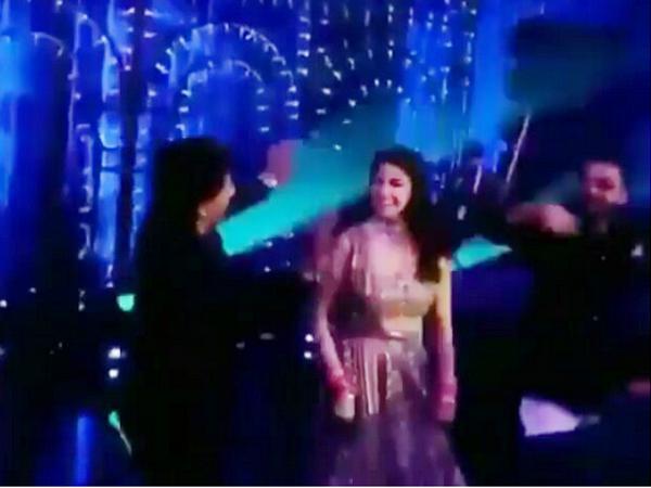 Video Shah Rukh Khan dances with Anushka Sharma and Virat Kohli at their reception 