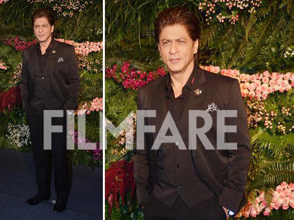 Shah Rukh Khan looks dashing as he attends Virat Kohli and Anushka Sharmaâs reception 
