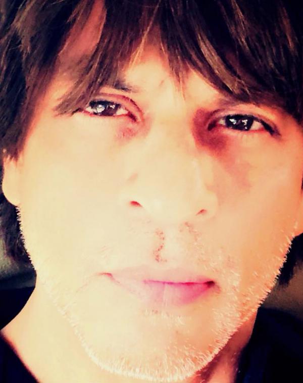  Shah Rukh Khan gets nostalgic listening to 'Ae Kaash Ke Hum' on the radio 