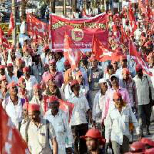 Angry farmers march on parliament to denounce their plight